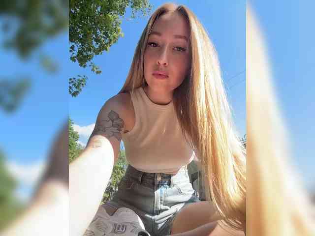 Chloee's cam show statistics and live stream