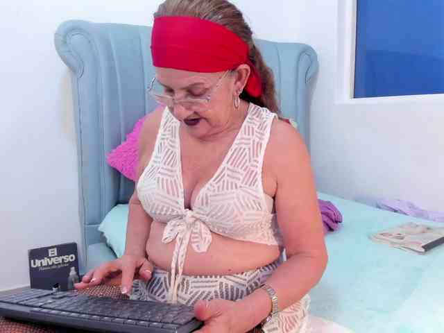 MatureBlonde webcam