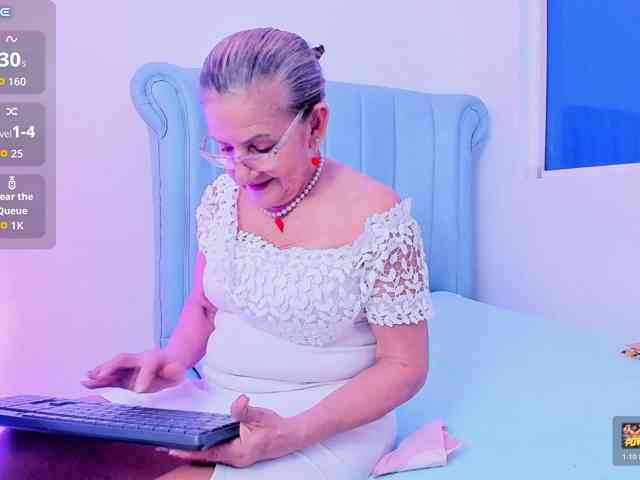 MatureBlonde