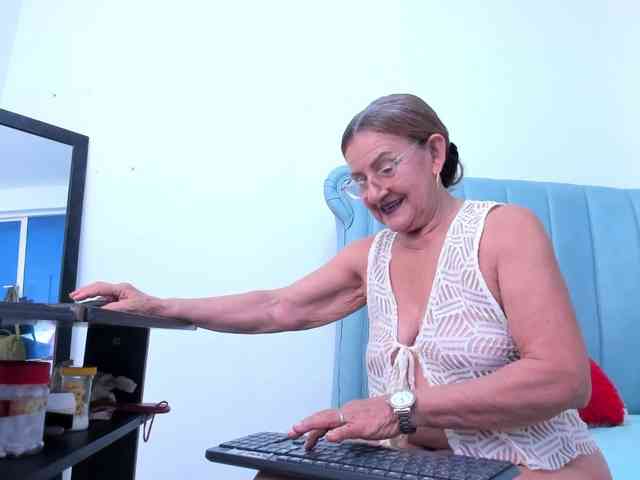 MatureBlonde webcam