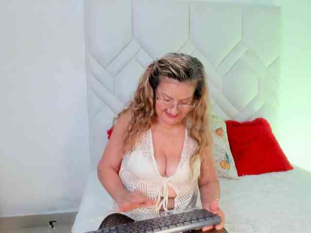 MatureBlonde webcam