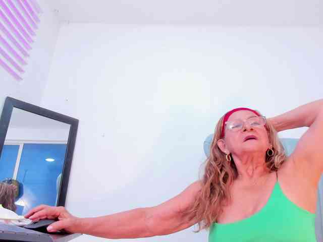 MatureBlonde webcam