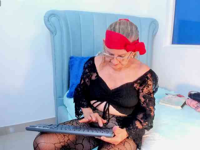 MatureBlonde webcam