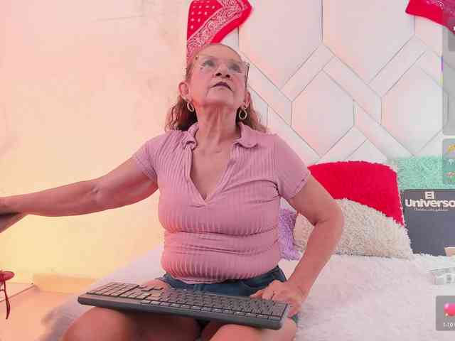 MatureBlonde webcam