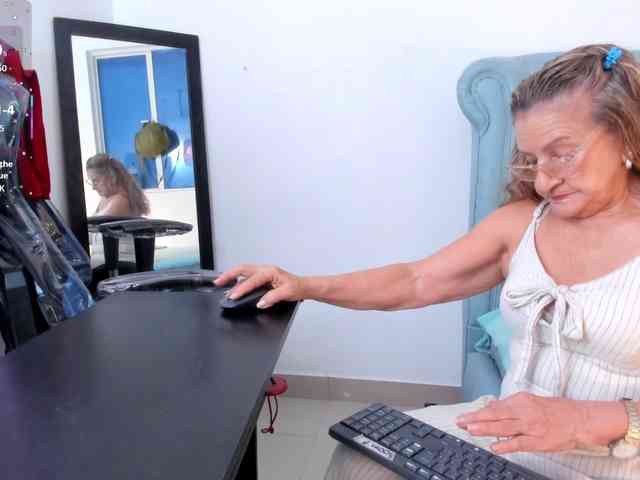 MatureBlonde webcam