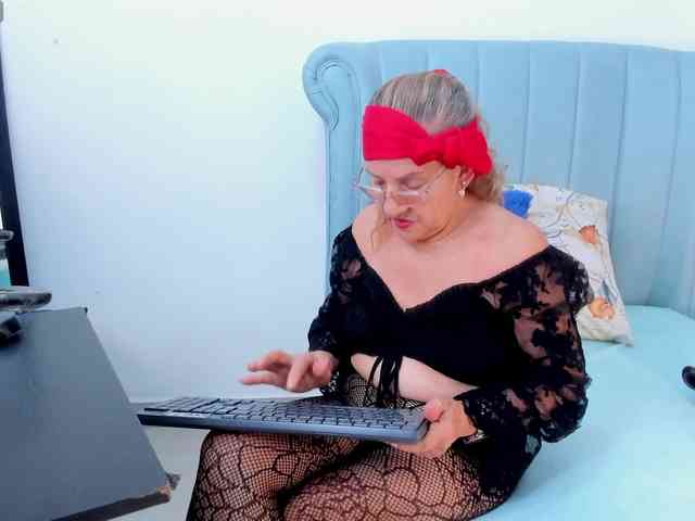 MatureBlonde webcam