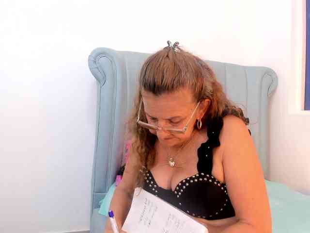 MatureBlonde webcam