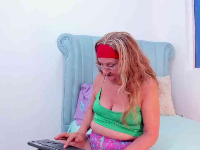MatureBlonde webcam