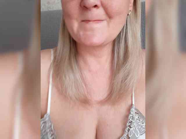 Acest model este live acum. SexiestJess45