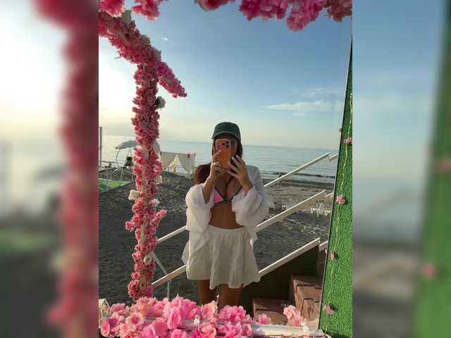 OrgazMia's BongaCams show and profile