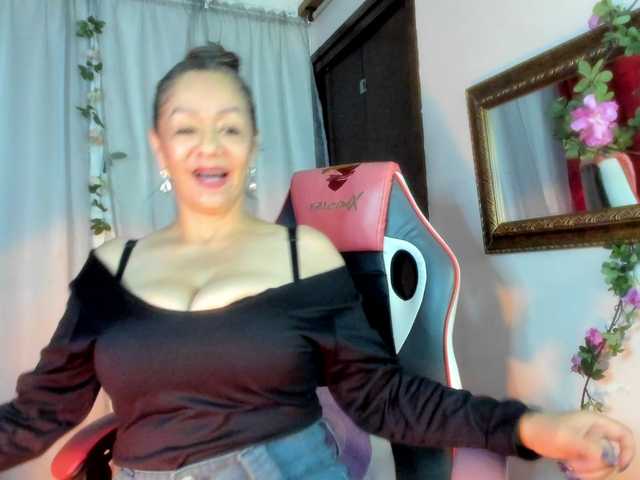 divine-mature live cam on BongaCams