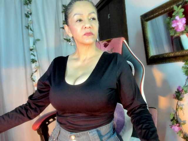 divine-mature live cam on BongaCams