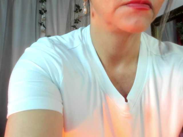 divine-mature live cam on BongaCams