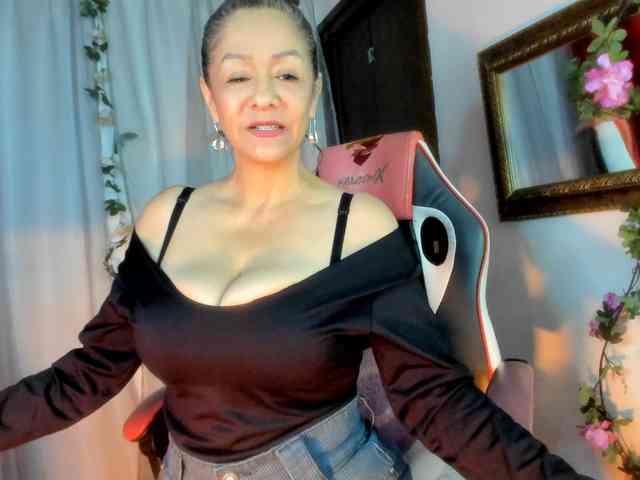 divine-mature webcam