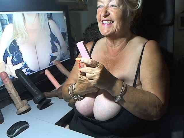 blondebustyuk webcam