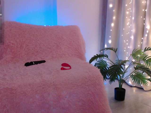 Zeeeme's BongaCams show and profile