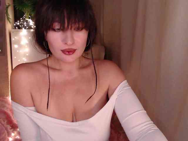 Zeeeme's cam show statistics and live stream