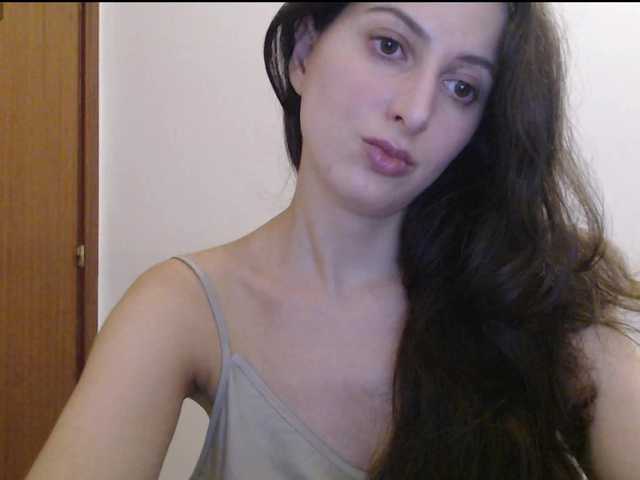 le modèle Hot-lina est en webcam porno dans un show sur le site bongacams, il possède les tags suivants: White/Caucasian,Brunette,Shaved