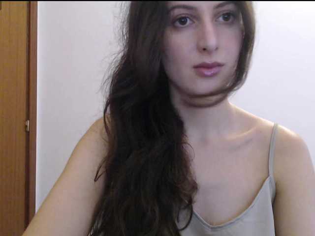 le modèle Hot-lina est en webcam porno dans un show sur le site bongacams, il possède les tags suivants: White/Caucasian,Brunette,Shaved