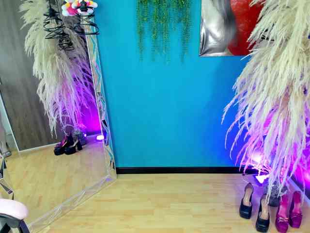 Queenramona_hot