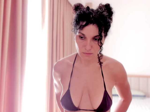 Curly-Sue live cam on BongaCams