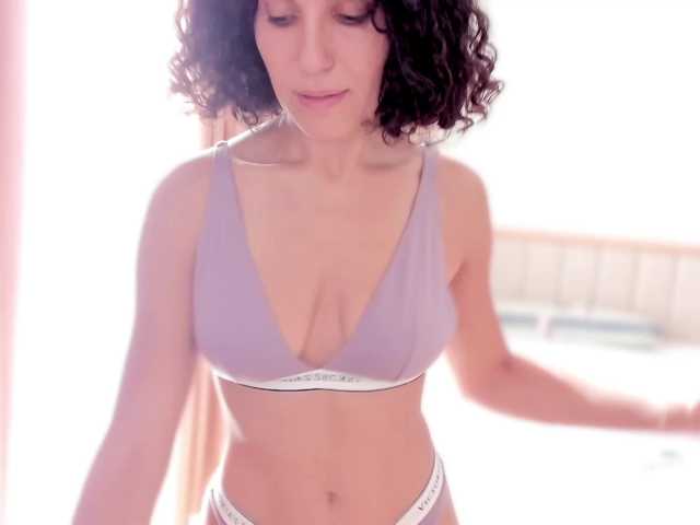 Curly-Sue live cam on BongaCams
