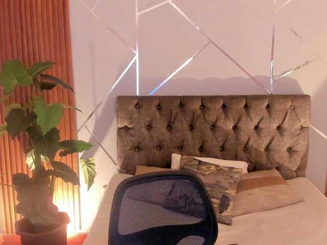 Coraliinee's BongaCams show and profile