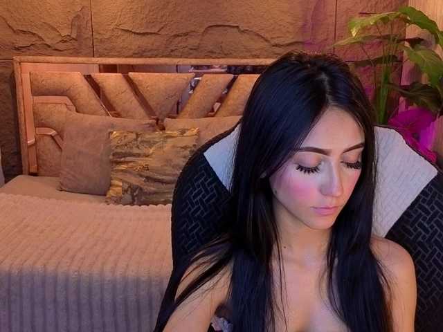 Coraliinee live cam on BongaCams