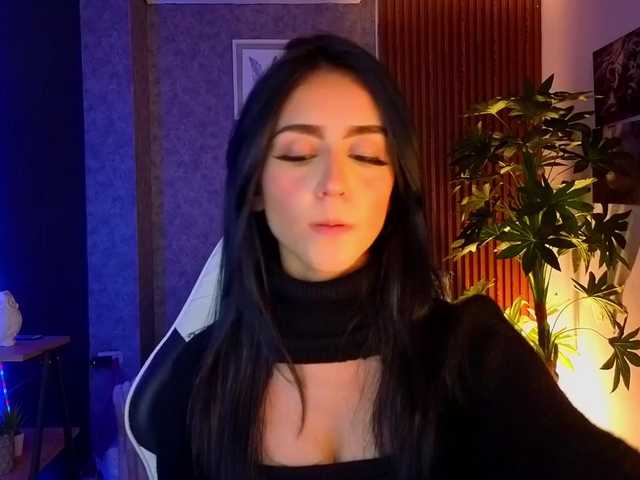 Coraliinee live cam on BongaCams