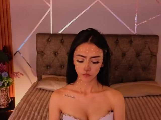 Coraliinee live cam on BongaCams