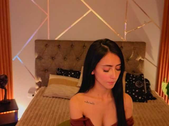 Coraliinee live cam on BongaCams
