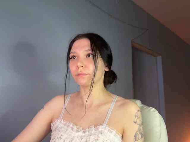 PinkDolly18 webcam