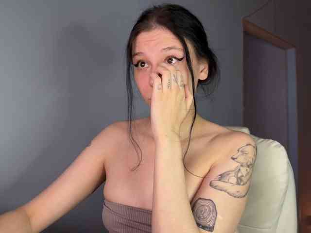 PinkDolly18 webcam