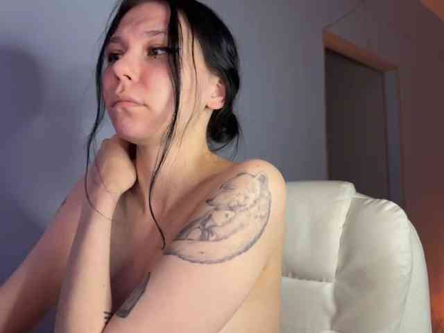 PinkDolly18 webcam