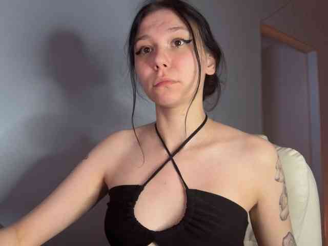 PinkDolly18 webcam
