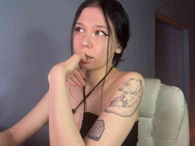 PinkDolly18 webcam