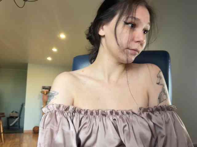 PinkDolly18 webcam