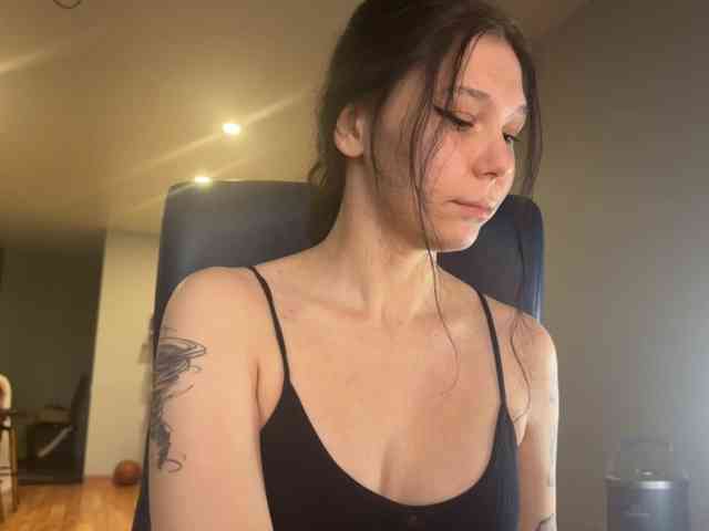 PinkDolly18 webcam