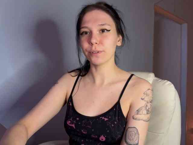 PinkDolly18 webcam
