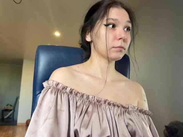 PinkDolly18 webcam