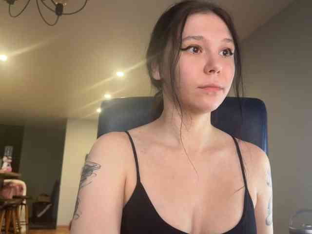 PinkDolly18 webcam