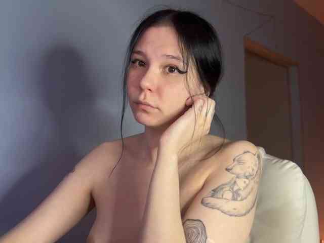 PinkDolly18 webcam