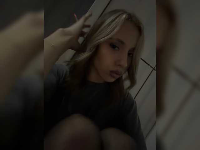 Crystal1-1 live cam on BongaCams