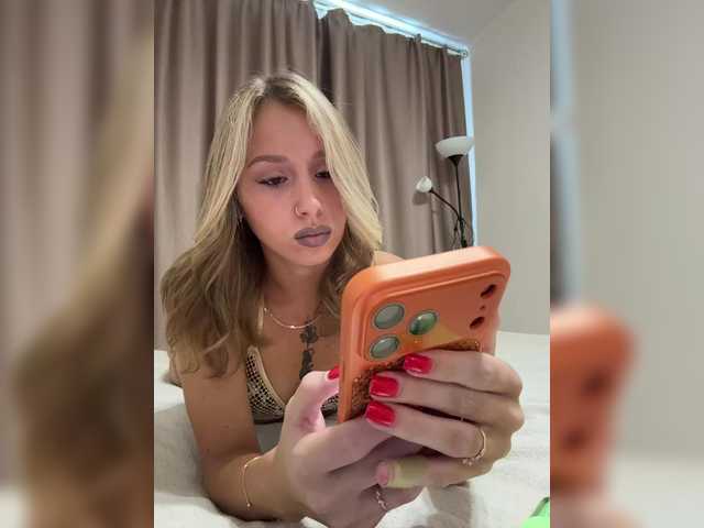 Crystal1-1 live cam on BongaCams