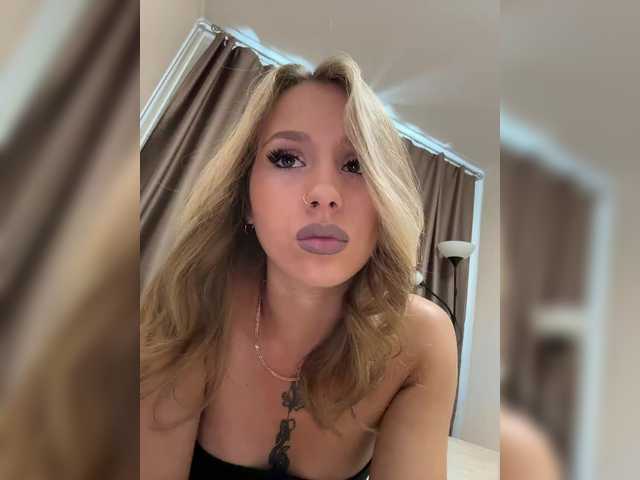 Crystal1-1 live cam on BongaCams