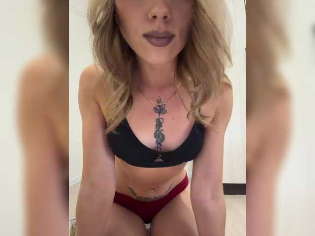 Crystal1-1 live cam on BongaCams