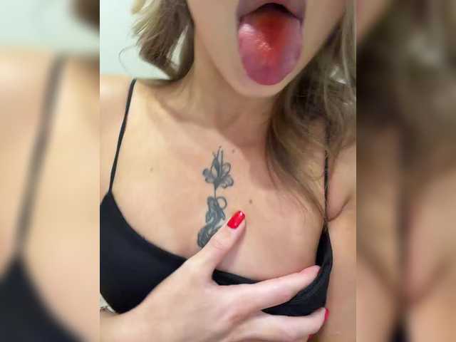 Crystal1-1 live cam on BongaCams