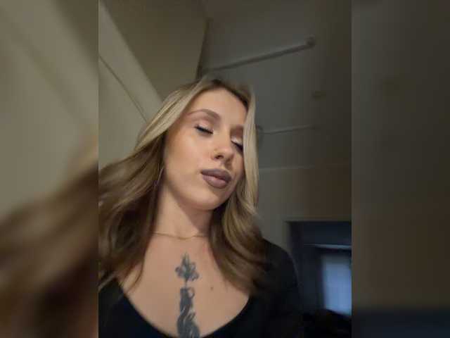 Crystal1-1 live cam on BongaCams
