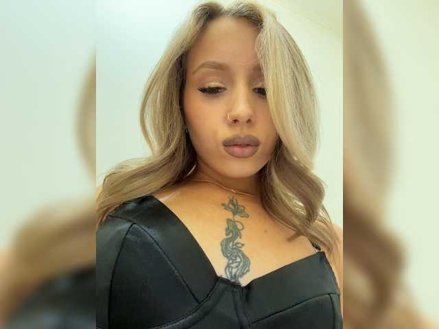 Crystal1-1 live cam on BongaCams