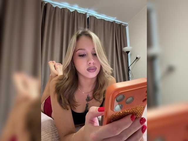 Crystal1-1 live cam on BongaCams
